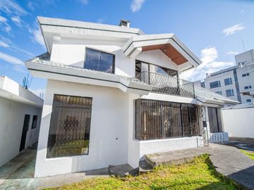 MONTESERRIN AMPLIA CASA EN VENTA 794M 3 GARAJES