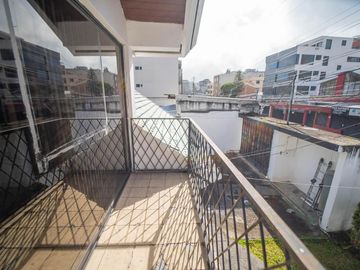 MONTESERRIN AMPLIA CASA EN VENTA 794M 3 GARAJES