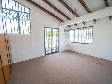 MONTESERRIN AMPLIA CASA EN VENTA 794M 3 GARAJES