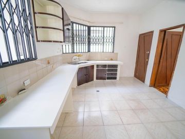 MONTESERRIN AMPLIA CASA EN VENTA 794M 3 GARAJES