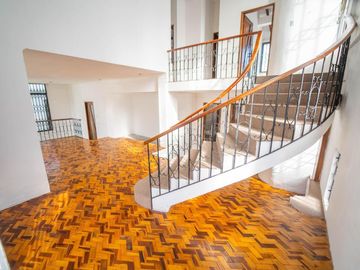 MONTESERRIN AMPLIA CASA EN VENTA 794M 3 GARAJES