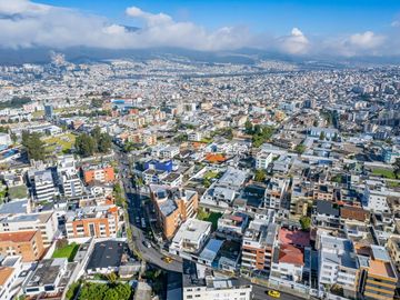 MONTESERRIN AMPLIA CASA EN VENTA 794M 3 GARAJES