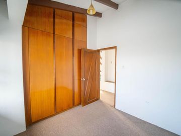 MONTESERRIN AMPLIA CASA EN VENTA 794M 3 GARAJES