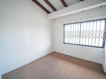 MONTESERRIN AMPLIA CASA EN VENTA 794M 3 GARAJES