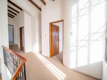 MONTESERRIN AMPLIA CASA EN VENTA 794M 3 GARAJES