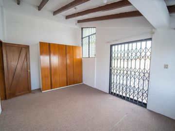 MONTESERRIN AMPLIA CASA EN VENTA 794M 3 GARAJES