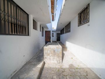 MONTESERRIN AMPLIA CASA EN VENTA 794M 3 GARAJES