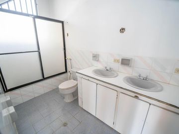MONTESERRIN AMPLIA CASA EN VENTA 794M 3 GARAJES