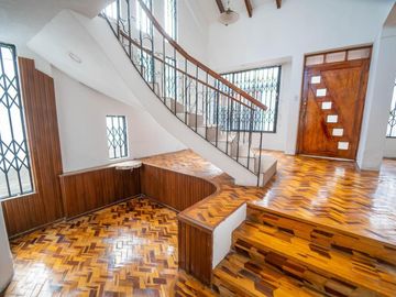 MONTESERRIN AMPLIA CASA EN VENTA 794M 3 GARAJES