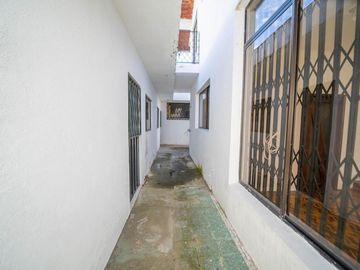 MONTESERRIN AMPLIA CASA EN VENTA 794M 3 GARAJES