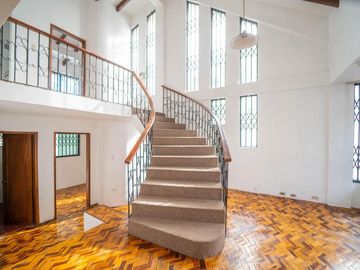 MONTESERRIN AMPLIA CASA EN VENTA 794M 3 GARAJES