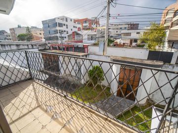 MONTESERRIN AMPLIA CASA EN VENTA 794M 3 GARAJES