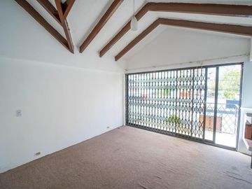MONTESERRIN AMPLIA CASA EN VENTA 794M 3 GARAJES