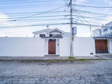 MONTESERRIN AMPLIA CASA EN VENTA 794M 3 GARAJES