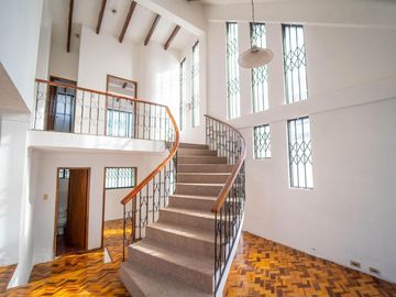 MONTESERRIN AMPLIA CASA EN VENTA 794M 3 GARAJES