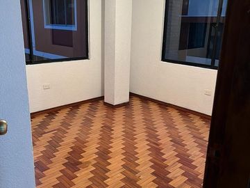 CHILLOGALLO  EN VENTA CASA RENTERA 11 DEPARTAMENTOS 7 PARQUEADEROS
