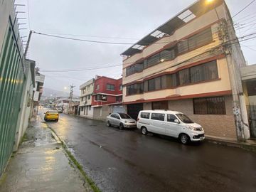 CHILLOGALLO  EN VENTA CASA RENTERA 11 DEPARTAMENTOS 7 PARQUEADEROS