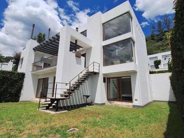 NAYÓN CASA MINIMALISTA 3 DORMITORIOS 360 m2
