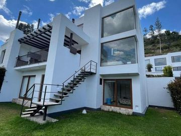 NAYÓN CASA MINIMALISTA 3 DORMITORIOS 360 m2