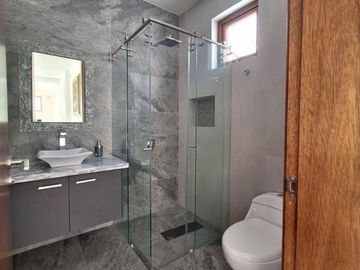 NAYÓN CASA MINIMALISTA 3 DORMITORIOS 360 m2
