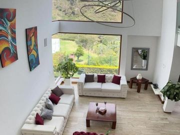NAYÓN CASA MINIMALISTA 3 DORMITORIOS 360 m2