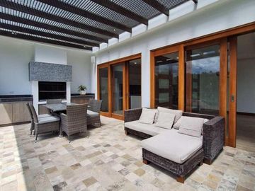 NAYÓN CASA MINIMALISTA 3 DORMITORIOS 360 m2