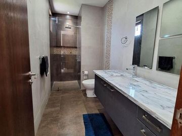 NAYÓN CASA MINIMALISTA 3 DORMITORIOS 360 m2