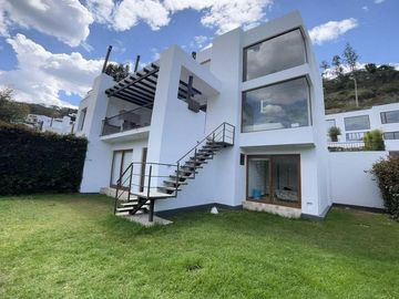 NAYÓN CASA MINIMALISTA 3 DORMITORIOS 360 m2