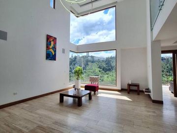NAYÓN CASA MINIMALISTA 3 DORMITORIOS 360 m2