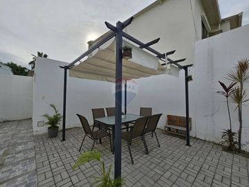EN VENTA CASA EN URBANIZACION SUR DE MANTA