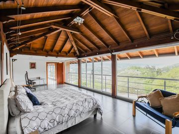 CASA DE LUJO EN VENTA SECTOR TUMBACO 1452M2 CONS 5000m2 TERRENO
