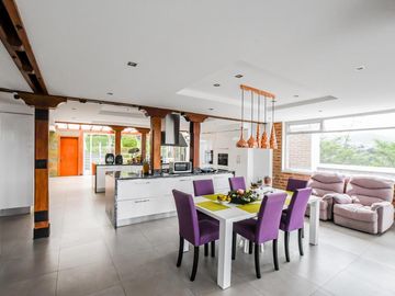 CASA DE LUJO EN VENTA SECTOR TUMBACO 1452M2 CONS 5000m2 TERRENO