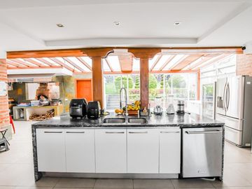CASA DE LUJO EN VENTA SECTOR TUMBACO 1452M2 CONS 5000m2 TERRENO