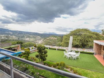 CASA DE LUJO EN VENTA SECTOR TUMBACO 1452M2 CONS 5000m2 TERRENO
