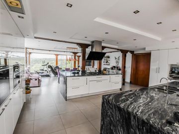 CASA DE LUJO EN VENTA SECTOR TUMBACO 1452M2 CONS 5000m2 TERRENO