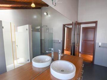 CASA EN VENTA INDEPENDIENTE $220.000 JIPIJAPA
