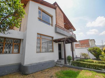 CASA EN VENTA INDEPENDIENTE $220.000 JIPIJAPA