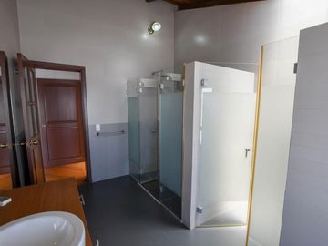 CASA EN VENTA INDEPENDIENTE $220.000 JIPIJAPA