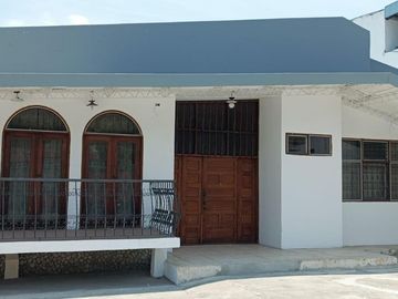 SE VENDE CASA EN PORTOVIEJO CALLE TENNIS CLUB ENTRE AV. 5 DE JUNIO Y AV. MANABÍ