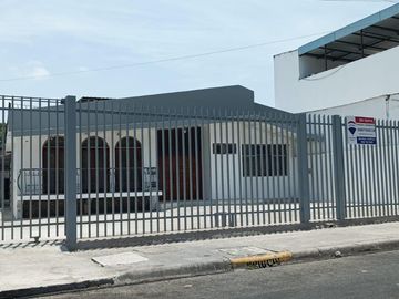 SE VENDE CASA EN PORTOVIEJO CALLE TENNIS CLUB ENTRE AV. 5 DE JUNIO Y AV. MANABÍ