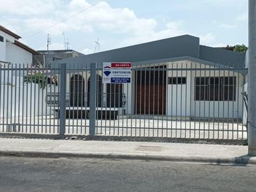 SE VENDE CASA EN PORTOVIEJO CALLE TENNIS CLUB ENTRE AV. 5 DE JUNIO Y AV. MANABÍ