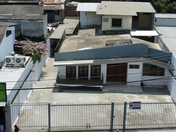 SE VENDE CASA EN PORTOVIEJO CALLE TENNIS CLUB ENTRE AV. 5 DE JUNIO Y AV. MANABÍ