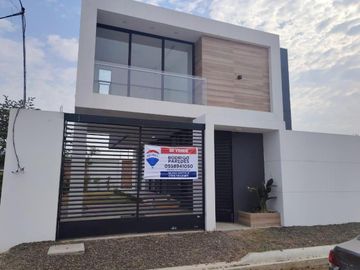 CASA DE ESTRENO SECTOR DE ALTA PLUSVALÍA