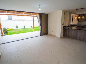 CASA MINIMALISTA EN VENTA CON AMPLIO PATIO 332.11m2 MITAD DEL MUNDO