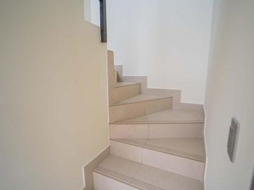 CASA MINIMALISTA EN VENTA CON AMPLIO PATIO 332.11m2 MITAD DEL MUNDO