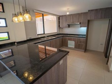 CASA MINIMALISTA EN VENTA CON AMPLIO PATIO 332.11m2 MITAD DEL MUNDO