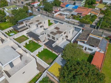 CASA MINIMALISTA EN VENTA CON AMPLIO PATIO 332.11m2 MITAD DEL MUNDO
