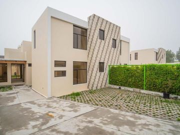 CASA MINIMALISTA EN VENTA CON AMPLIO PATIO 332.11m2 MITAD DEL MUNDO