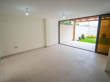 CASA MINIMALISTA EN VENTA CON AMPLIO PATIO 332.11m2 MITAD DEL MUNDO