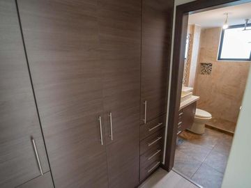 CASA MINIMALISTA EN VENTA CON AMPLIO PATIO 332.11m2 MITAD DEL MUNDO